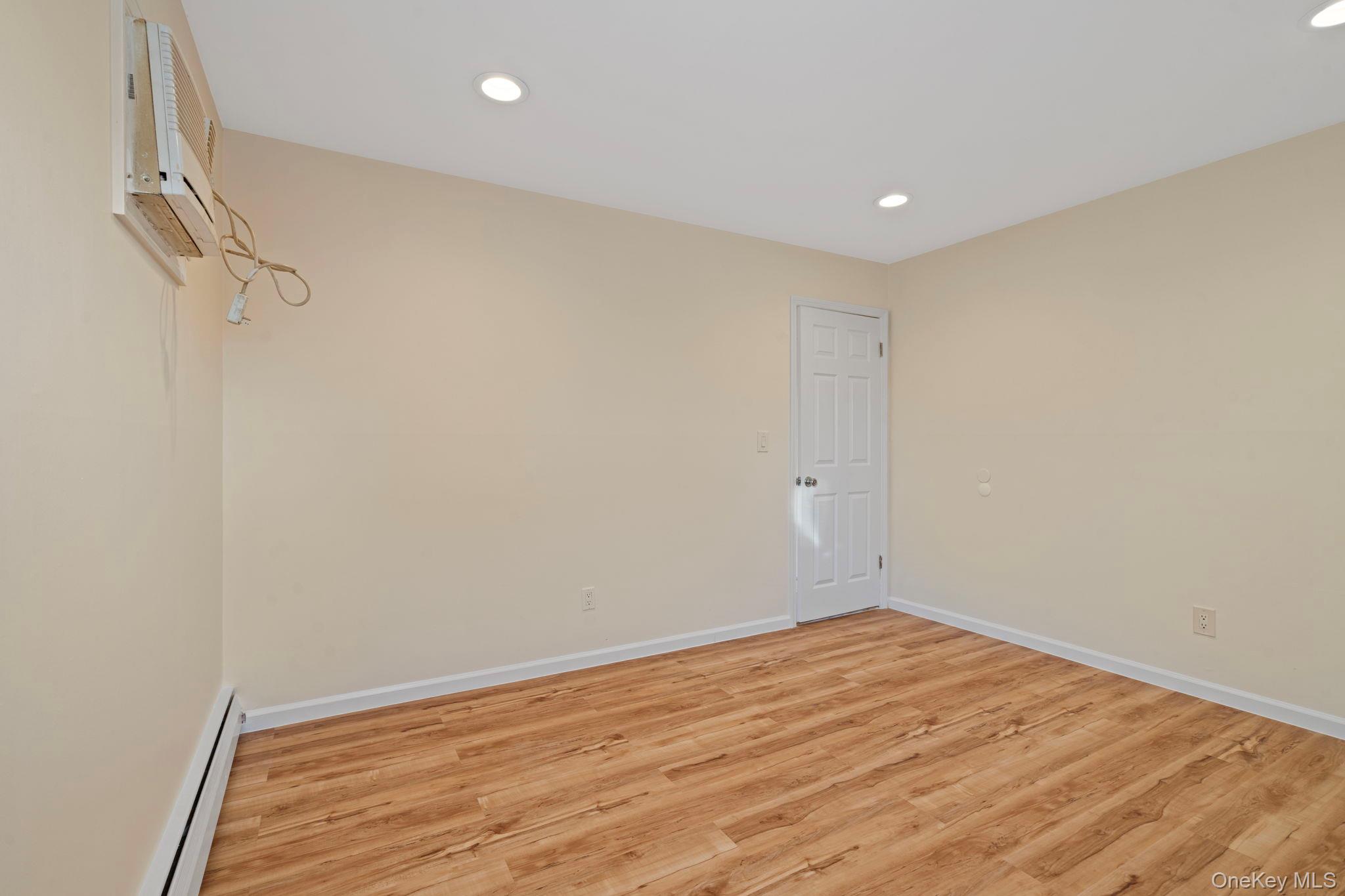 #16 photo, 480 Ocean Avenue, नासाउ काउंटी East Rockaway , NY 11518