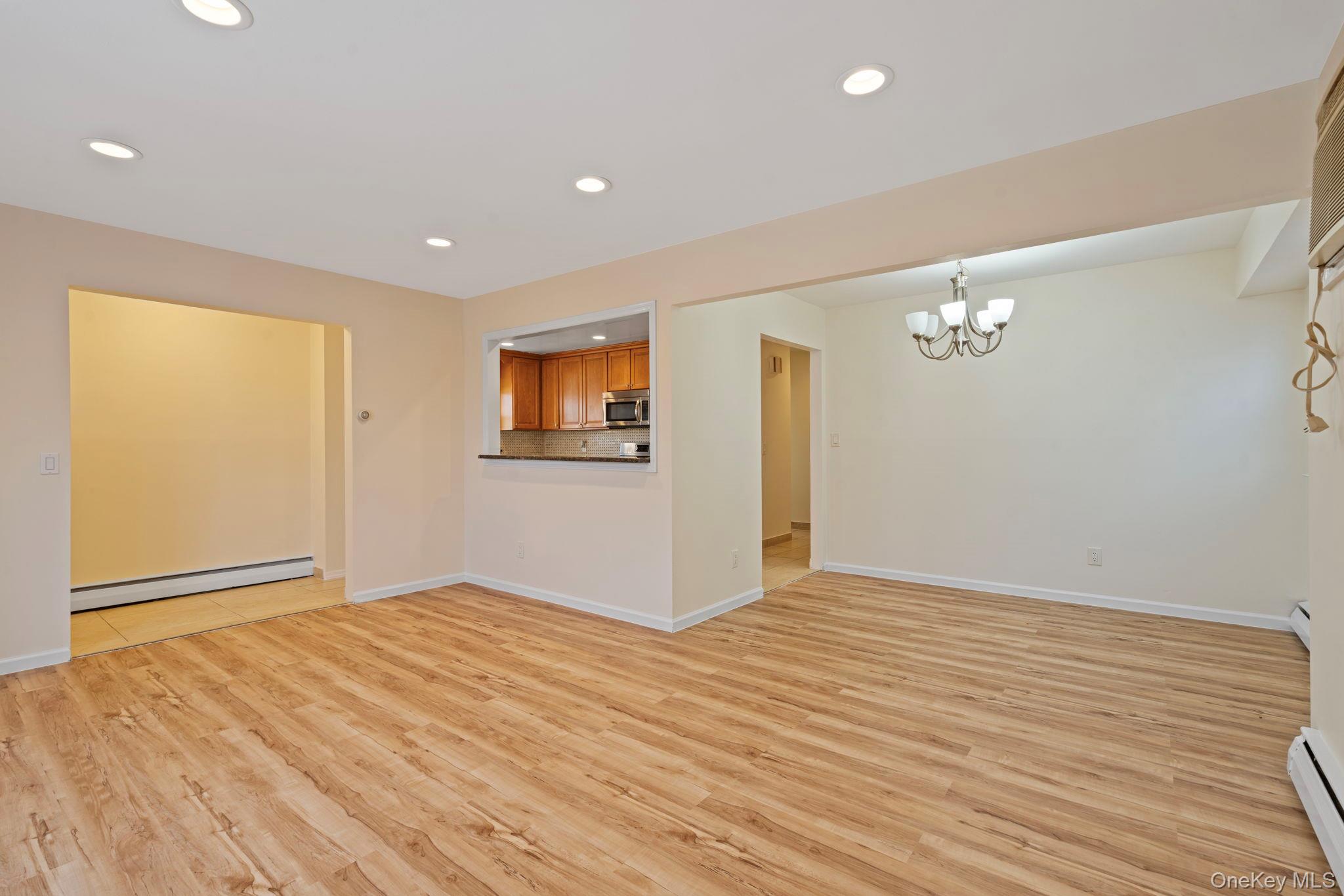 #8 photo, 480 Ocean Avenue, नासाउ काउंटी East Rockaway , NY 11518