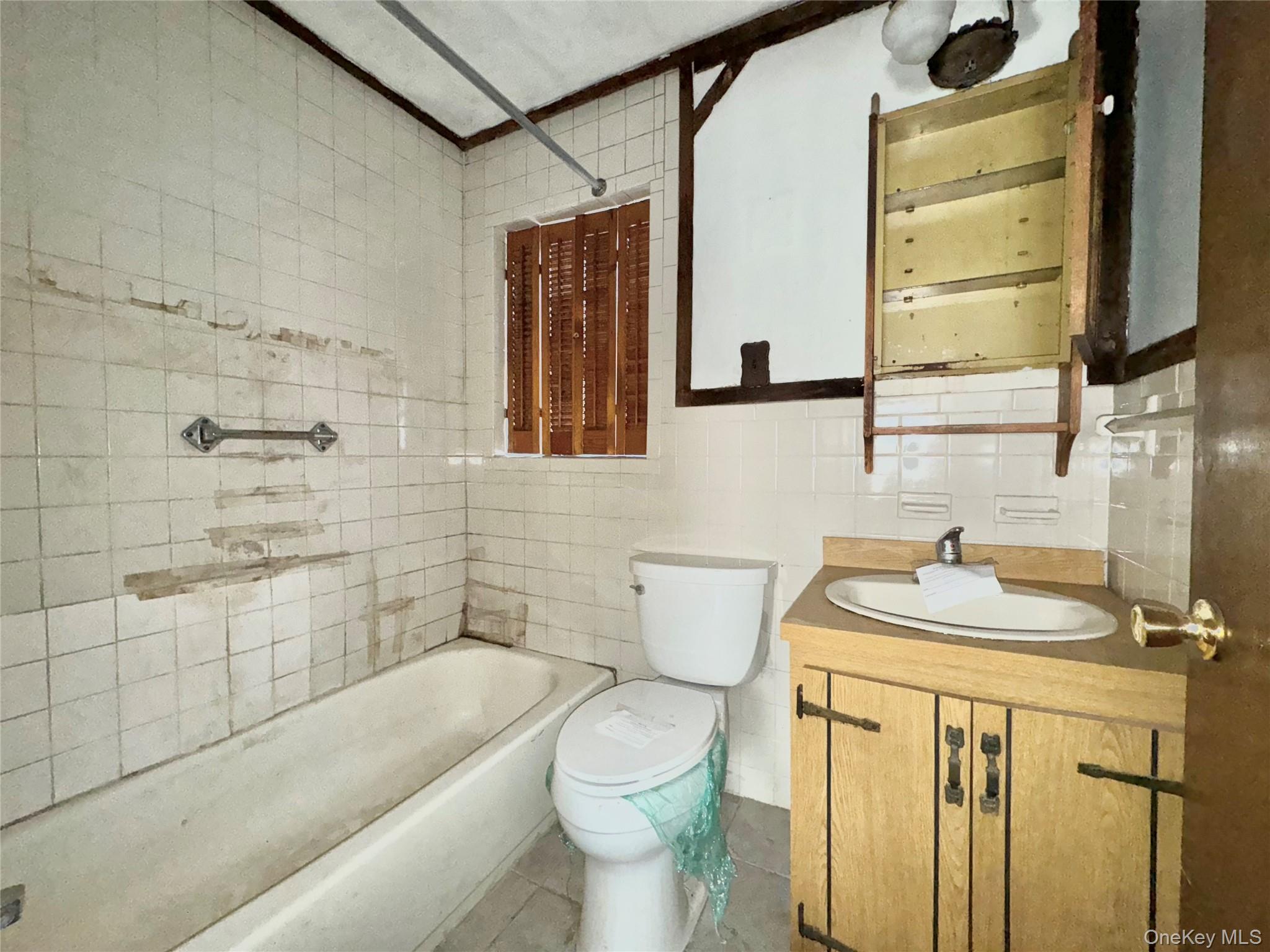 #12 photo, 12116 8th Avenue, कॉलेज पॉइंट College Point , NY 11356