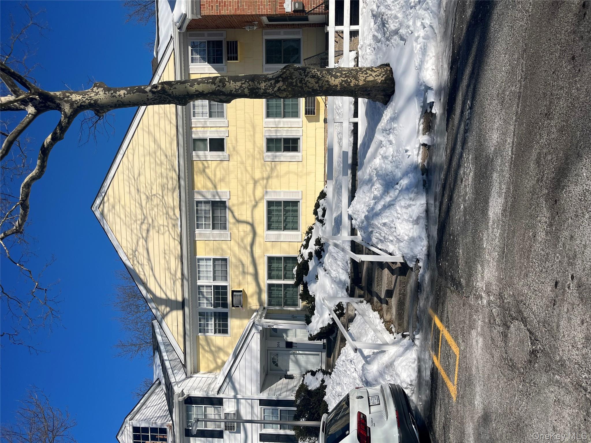 #1 photo, 305 Towne House Village, সাফোক কাউন্টি Islandia , NY 11749