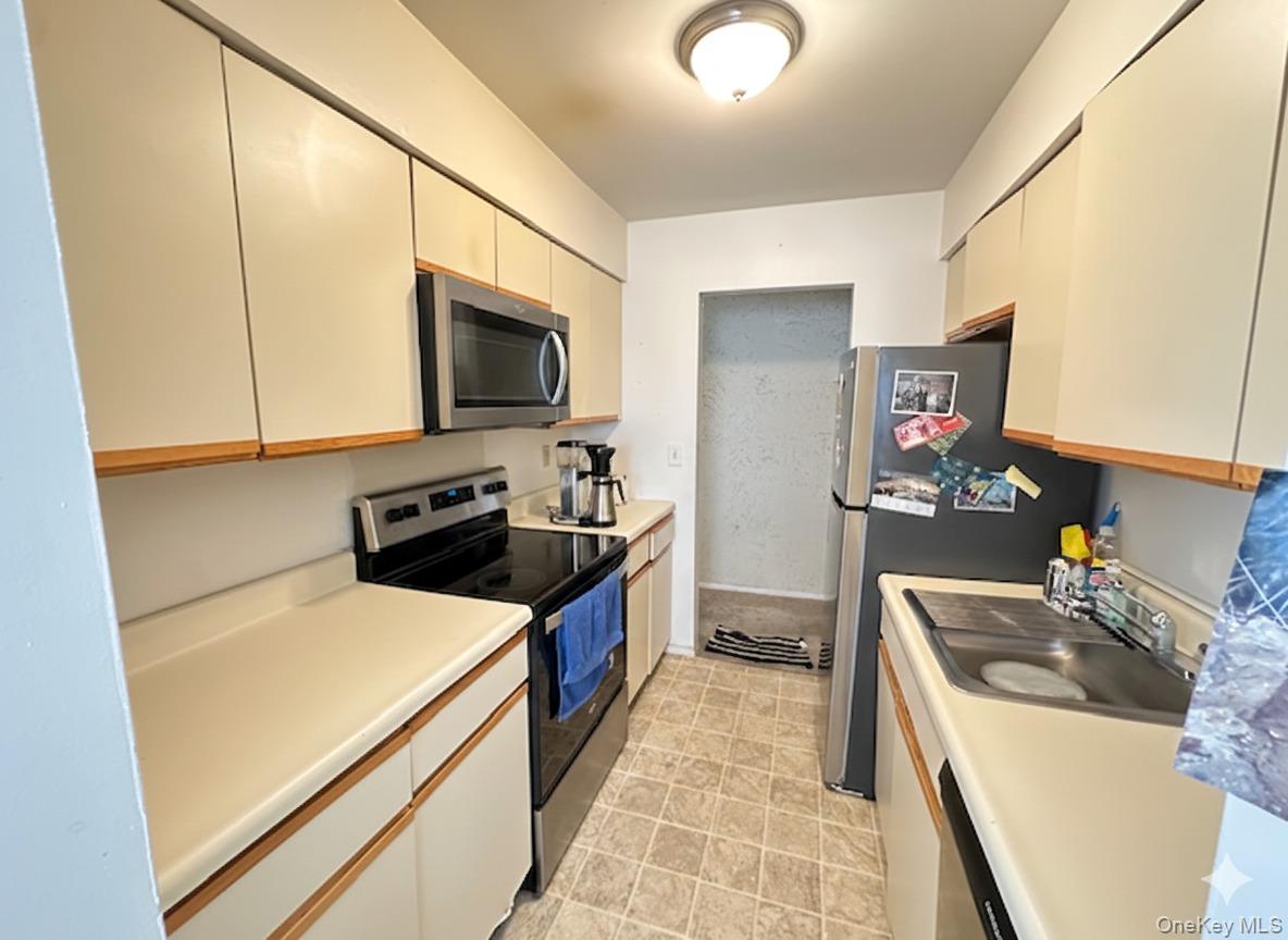 #11 photo, 305 Towne House Village, Islandia , NY 11749