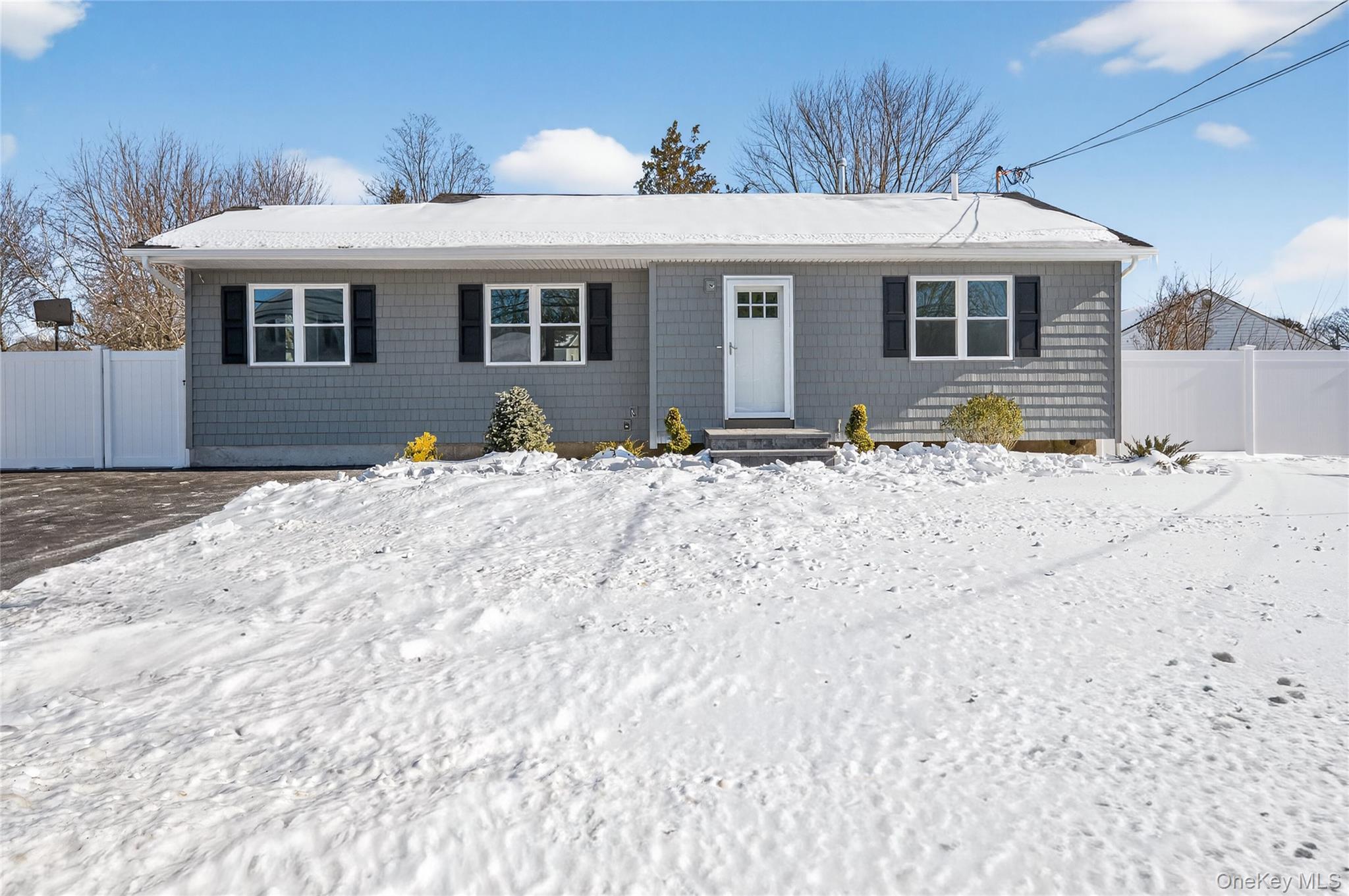 #1 photo, 1667 Manatuck, সাফোক কাউন্টি Bay Shore , NY 11706