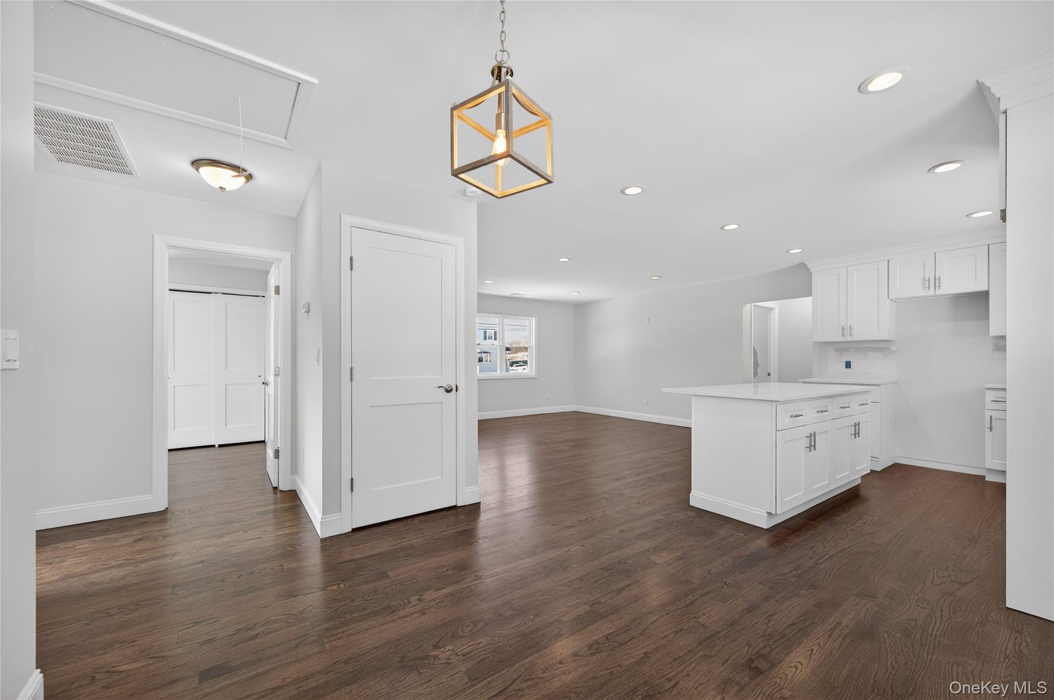 #11 photo, 1667 Manatuck, সাফোক কাউন্টি Bay Shore , NY 11706