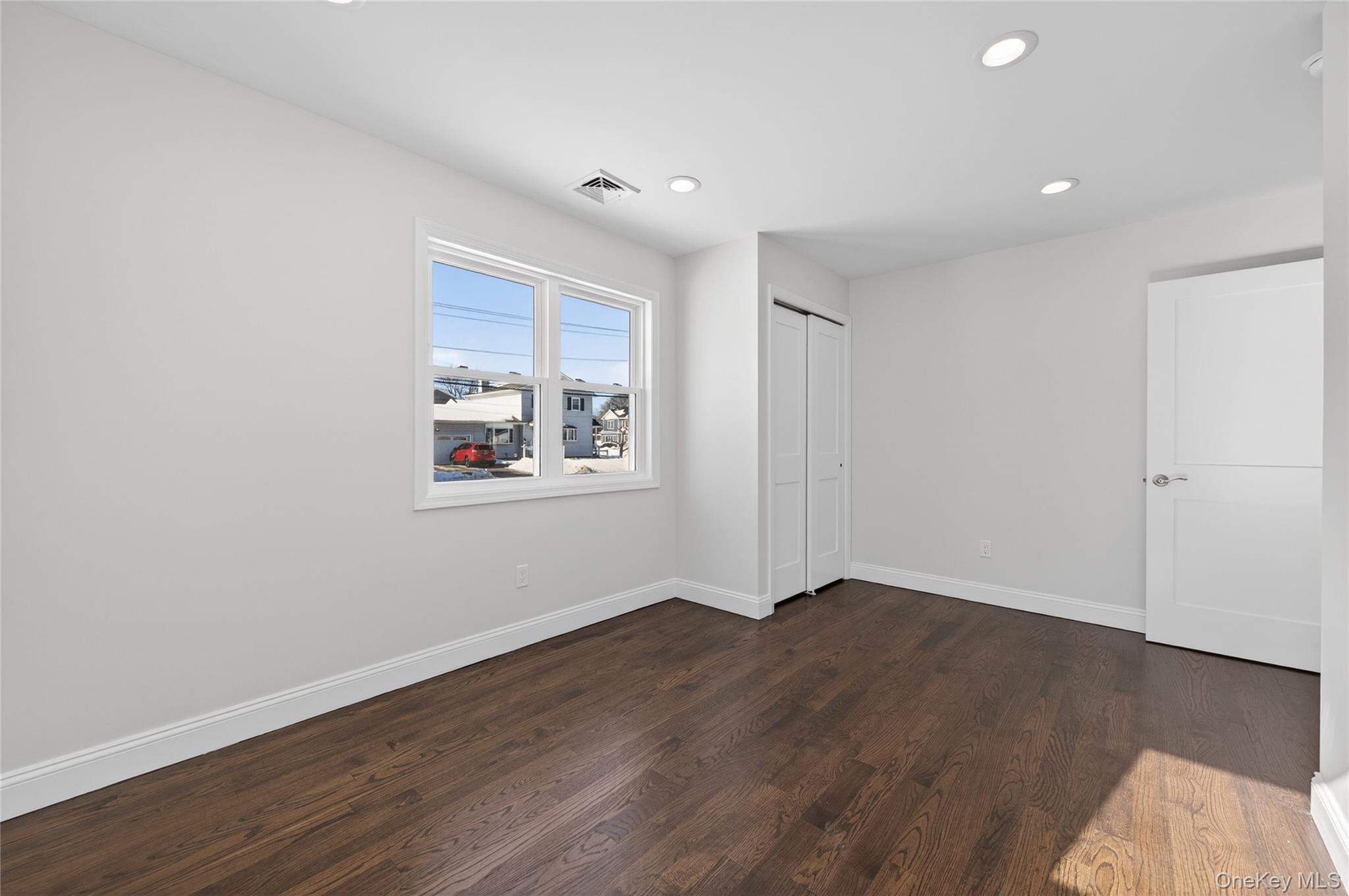 #13 photo, 1667 Manatuck, সাফোক কাউন্টি Bay Shore , NY 11706