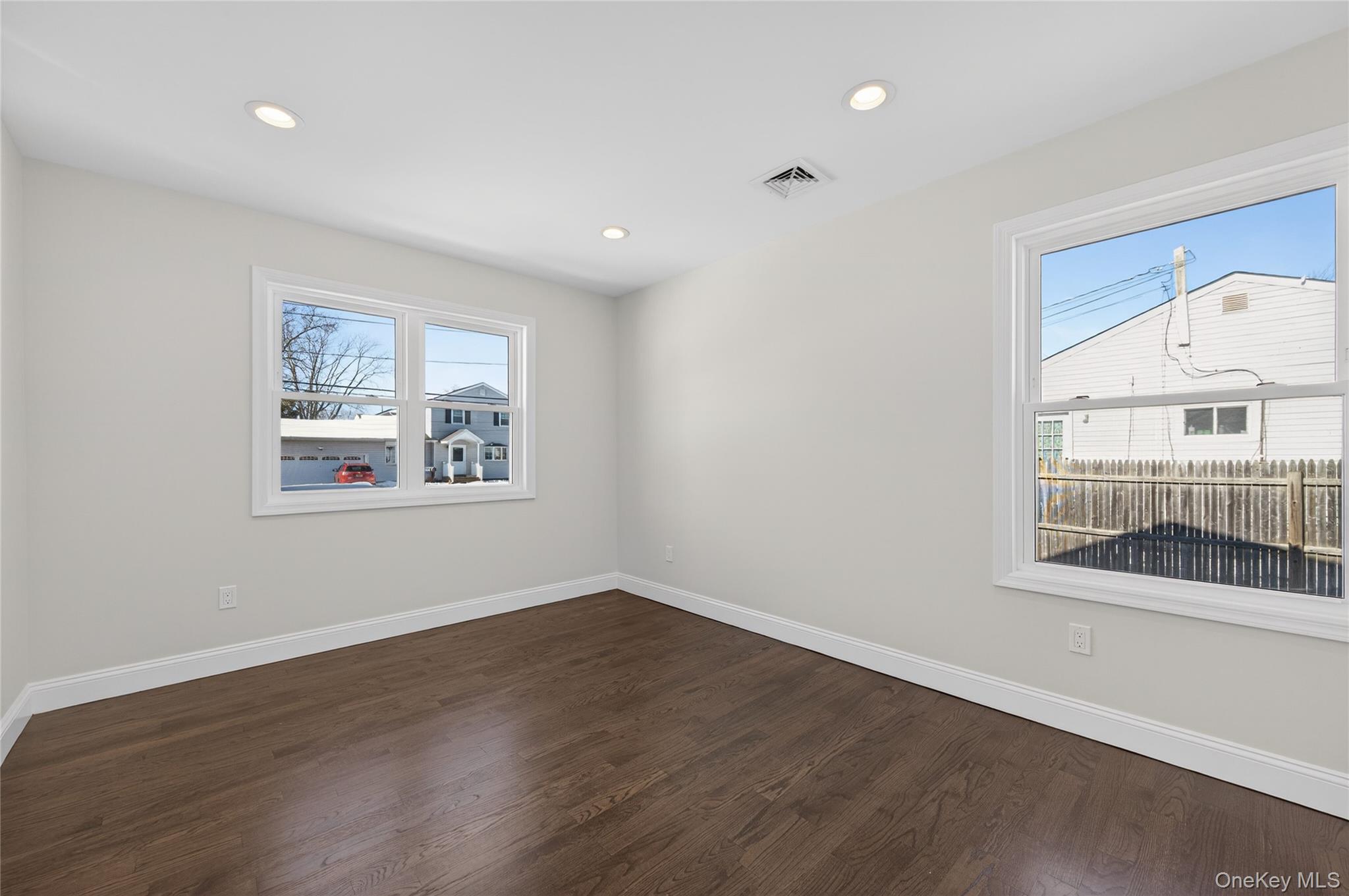 #14 photo, 1667 Manatuck, সাফোক কাউন্টি Bay Shore , NY 11706