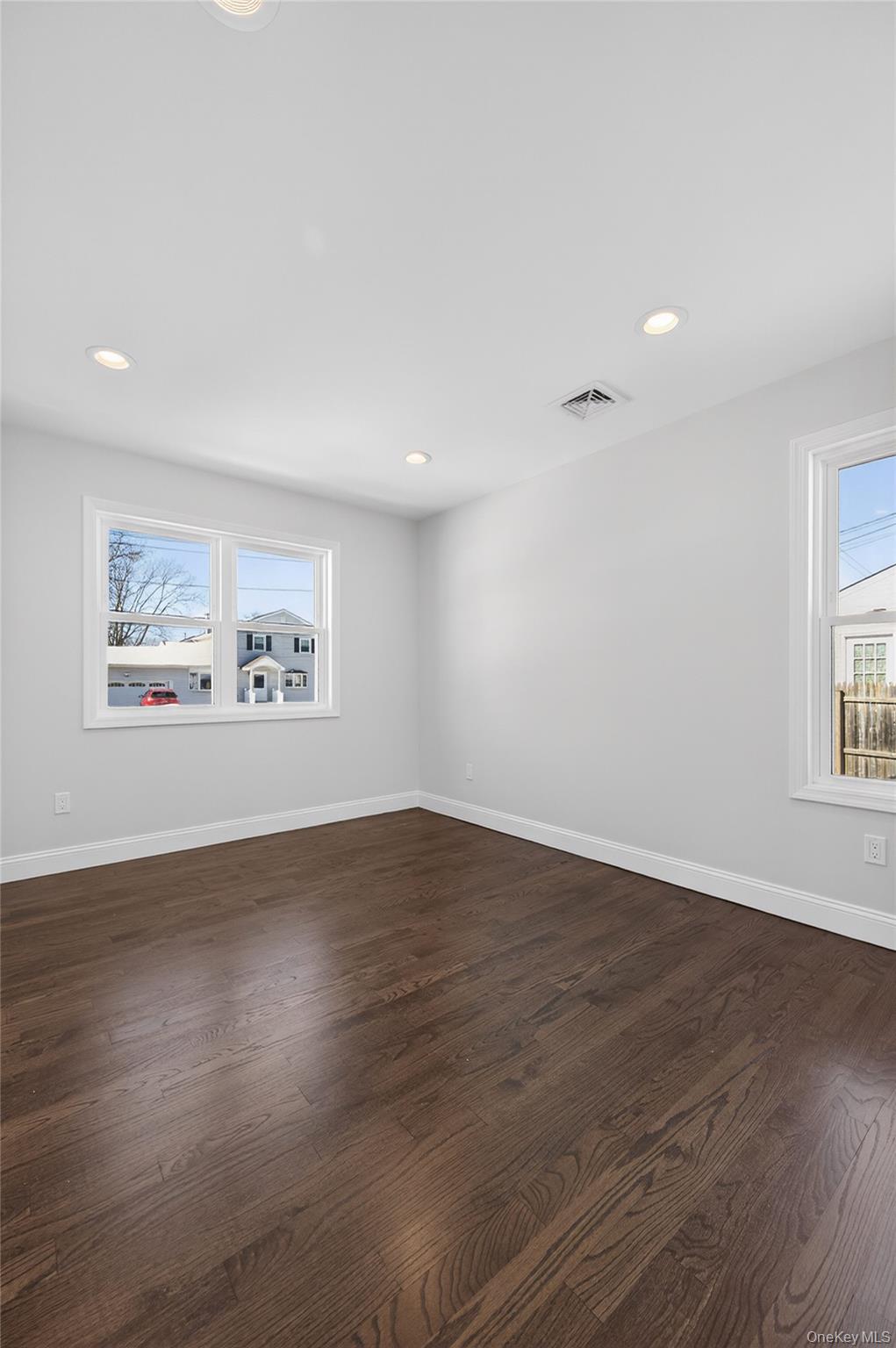 #15 photo, 1667 Manatuck, সাফোক কাউন্টি Bay Shore , NY 11706