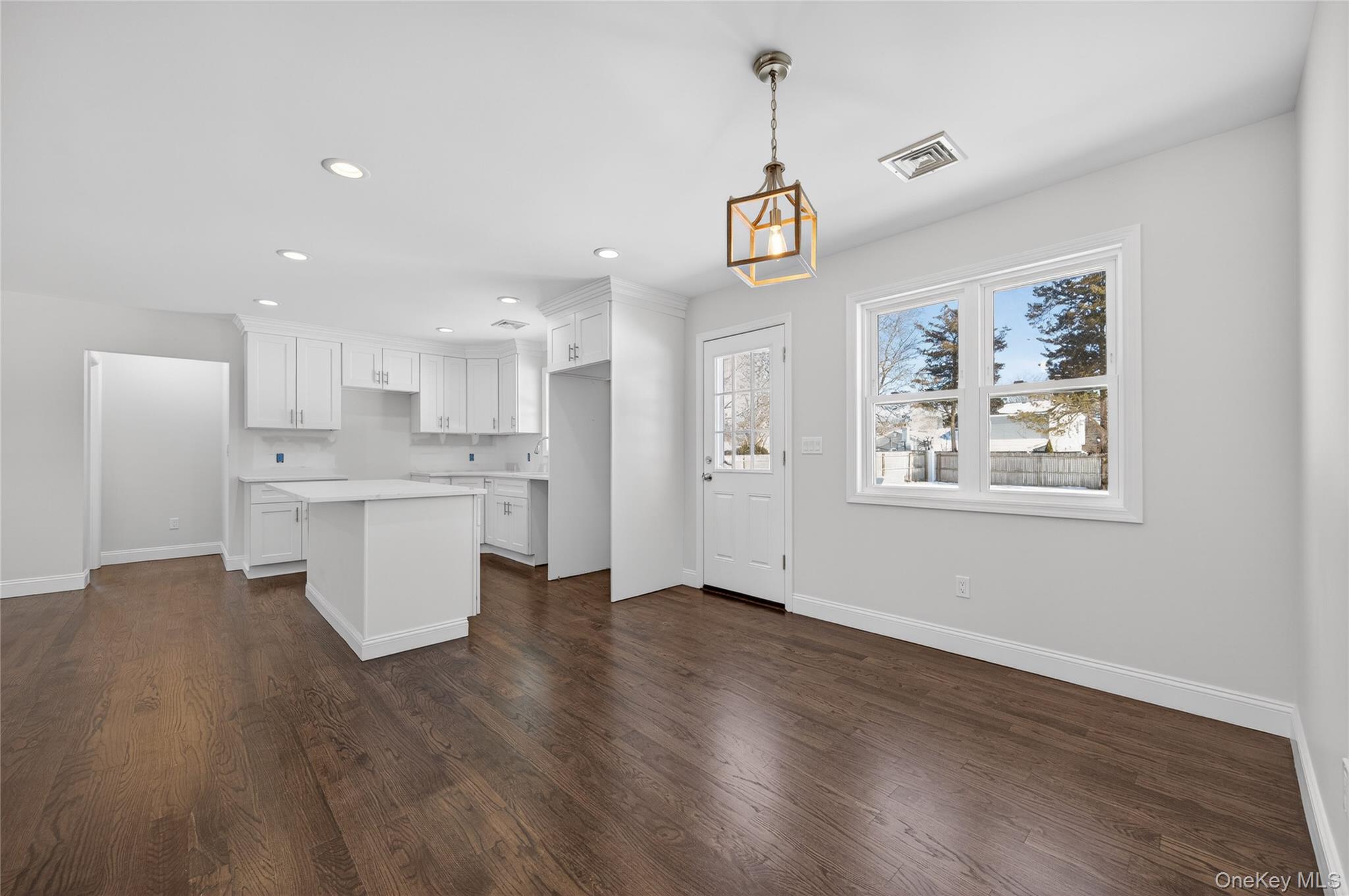 #4 photo, 1667 Manatuck, সাফোক কাউন্টি Bay Shore , NY 11706