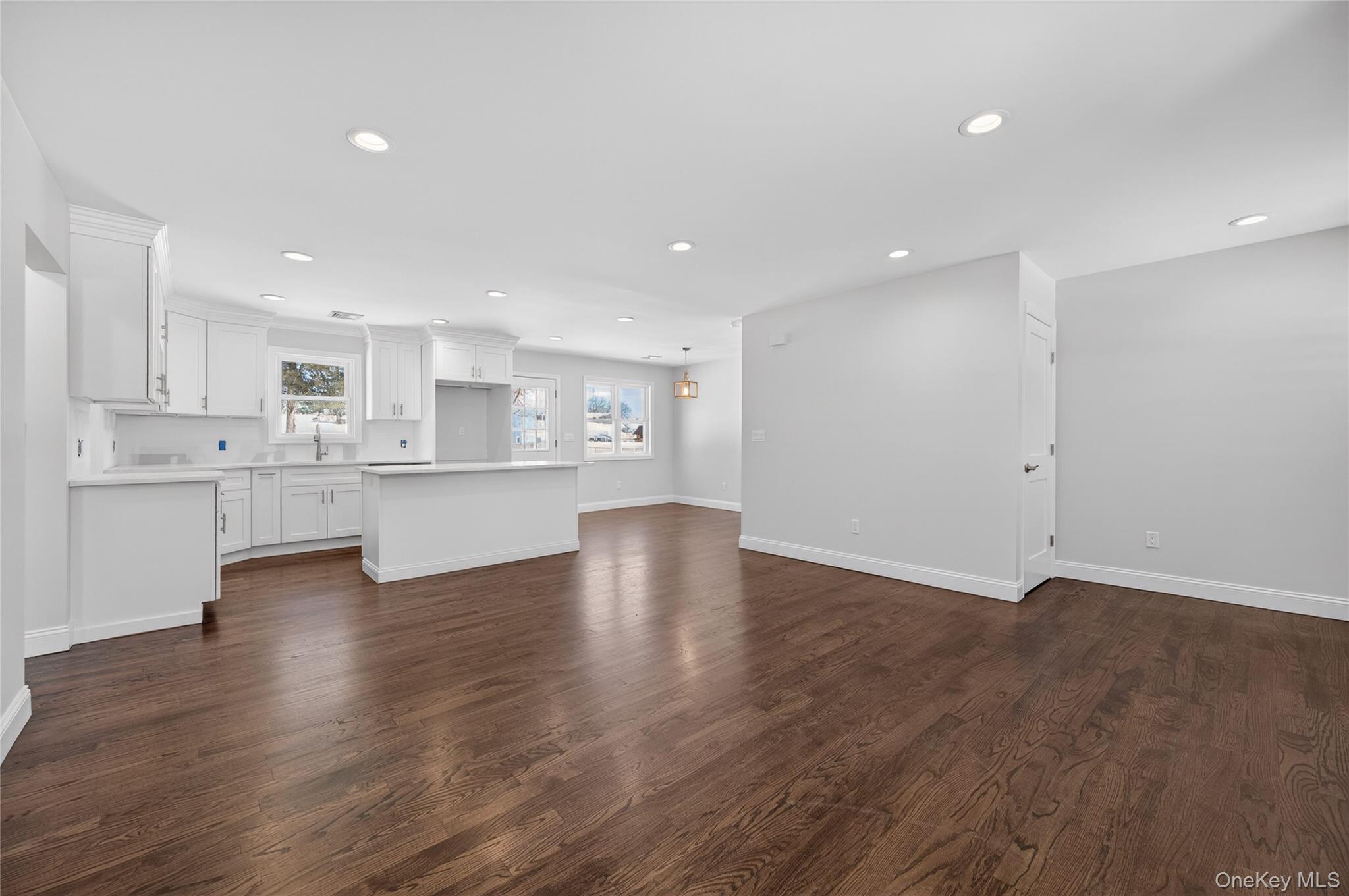 #5 photo, 1667 Manatuck, সাফোক কাউন্টি Bay Shore , NY 11706