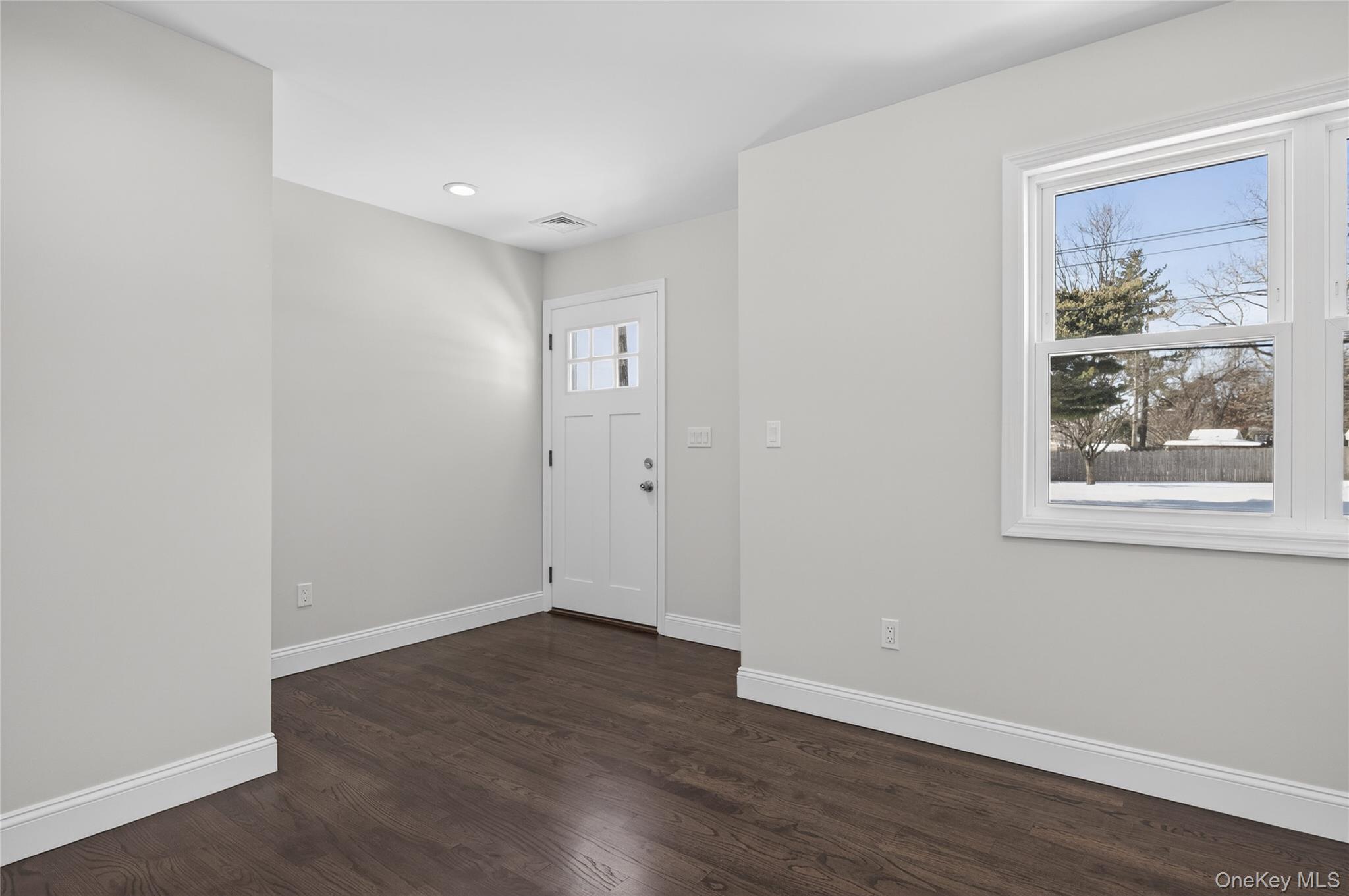 #7 photo, 1667 Manatuck, সাফোক কাউন্টি Bay Shore , NY 11706