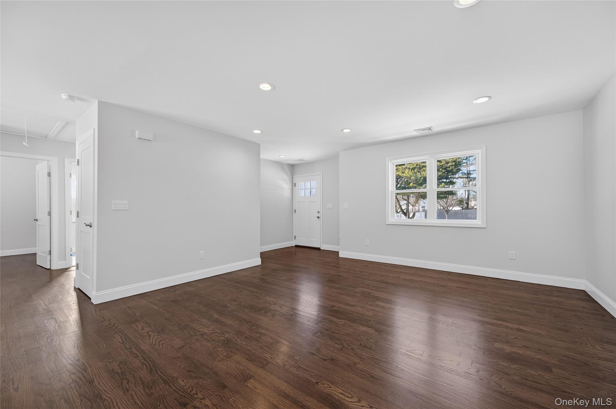 #8 photo, 1667 Manatuck, সাফোক কাউন্টি Bay Shore , NY 11706