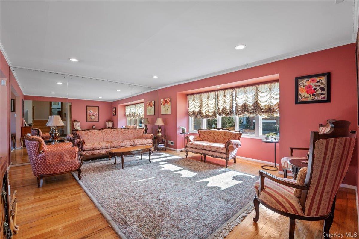 #7 photo, 780 Regent Drive, Westbury , NY 11590