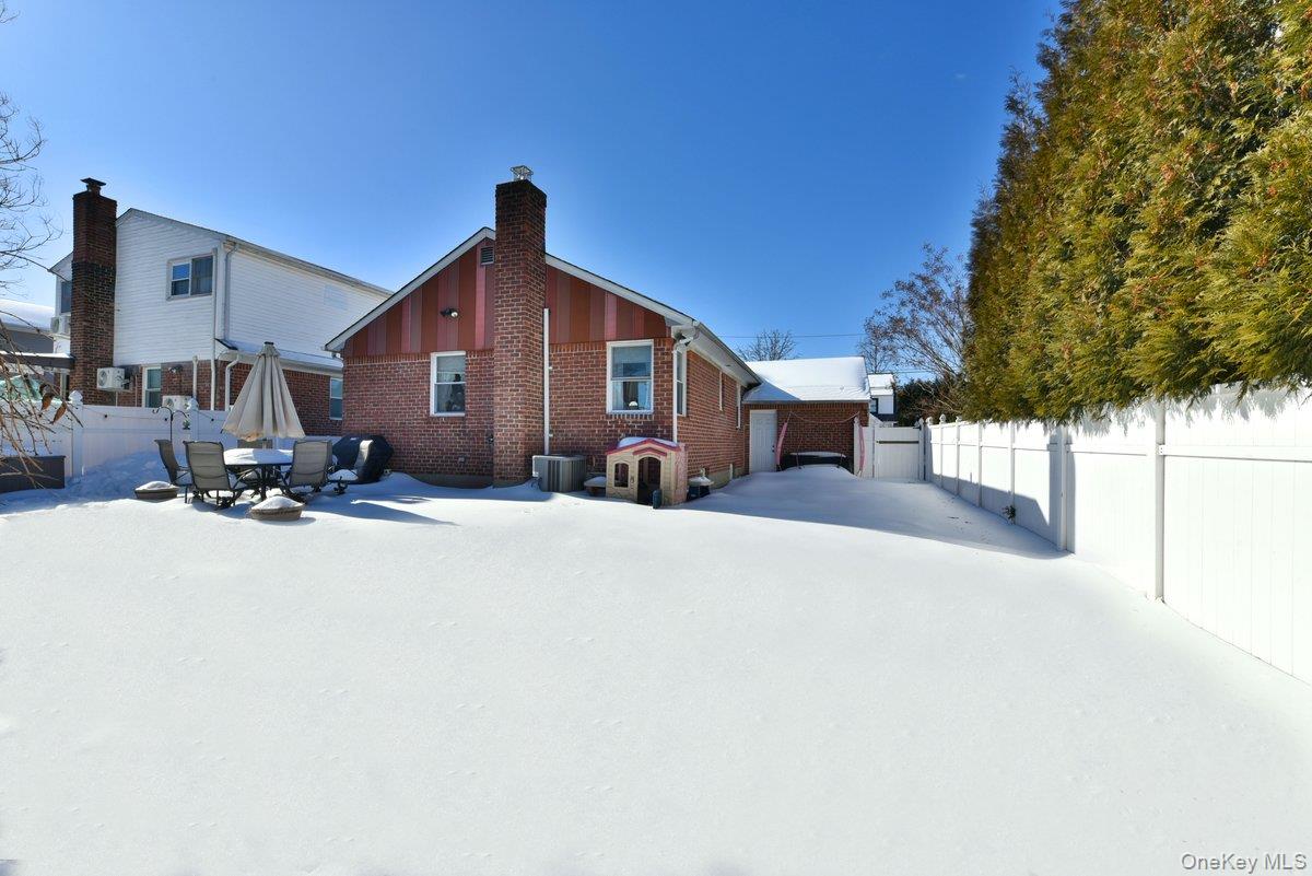 #19 photo, 148 Simonson Road, Mineola , NY 11501