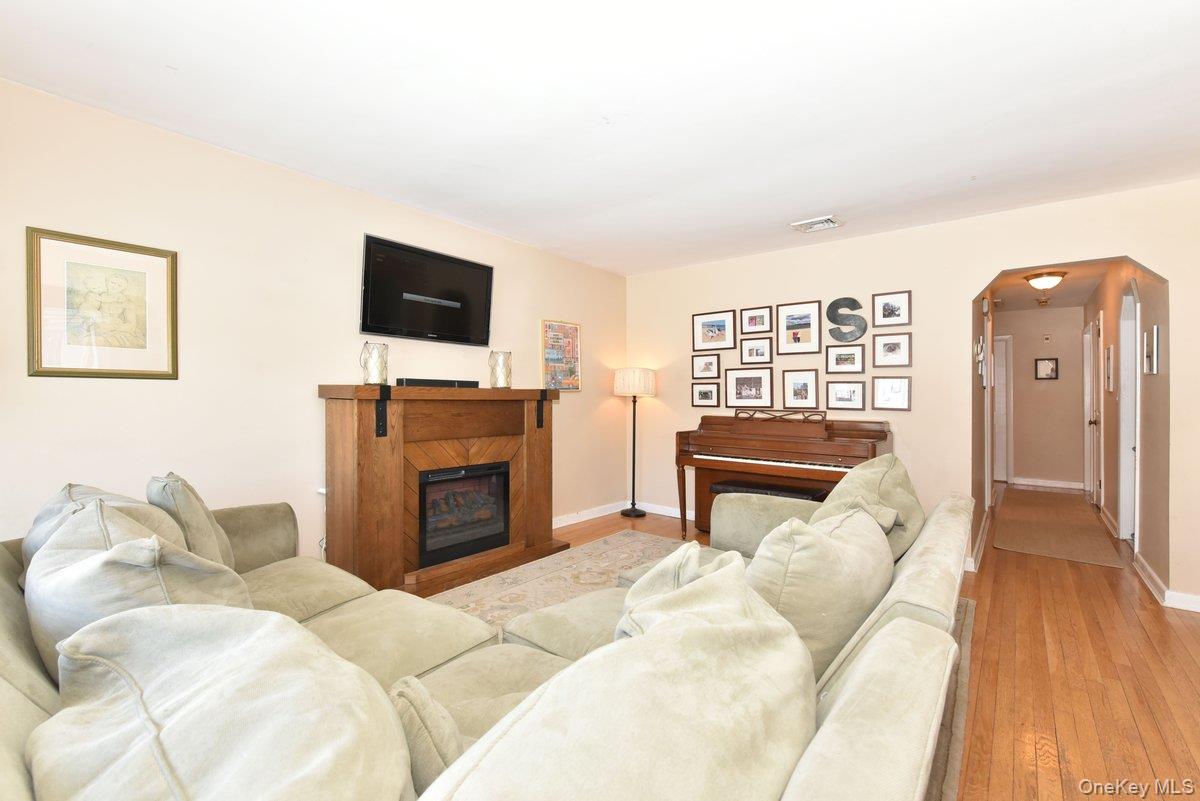 #3 photo, 148 Simonson Road, Mineola , NY 11501