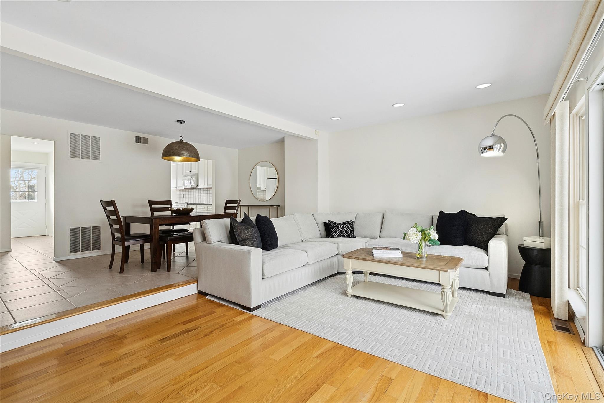 #6 photo, 137 Woodlake Drive, নাসাউ কাউন্টি Woodbury , NY 11797