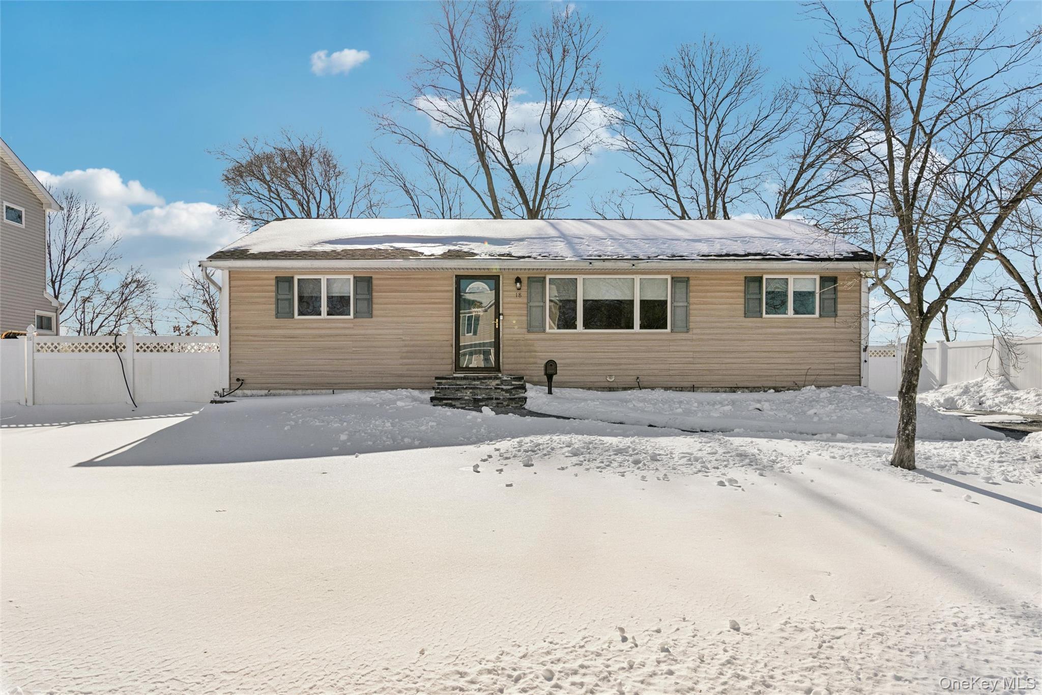 #1 photo, 18 W Court Drive, সাফোক কাউন্টি Centereach , NY 11720