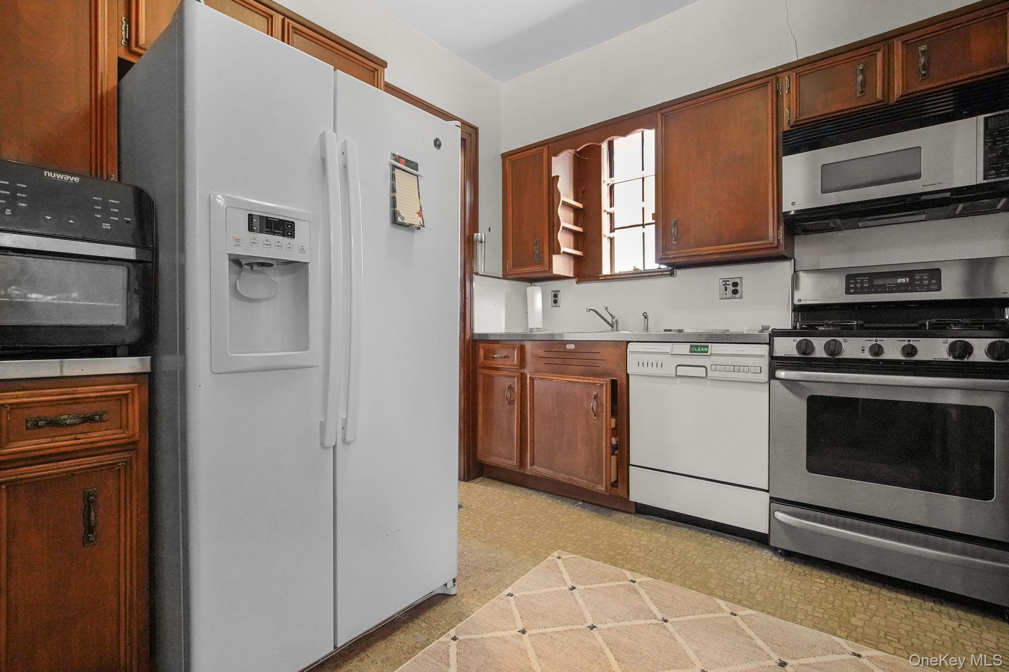 #14 photo, 19 Surrey Lane, Yonkers , NY 10710