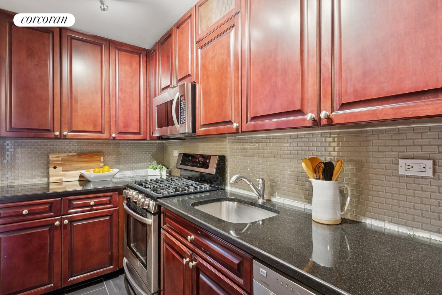 #7 photo, 115 E 9TH Street, ম্যানহাটন East Village , NY 10003