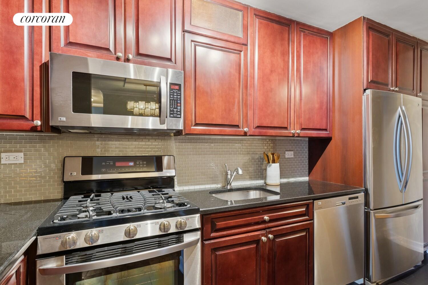 #8 photo, 115 E 9TH Street, ম্যানহাটন East Village , NY 10003