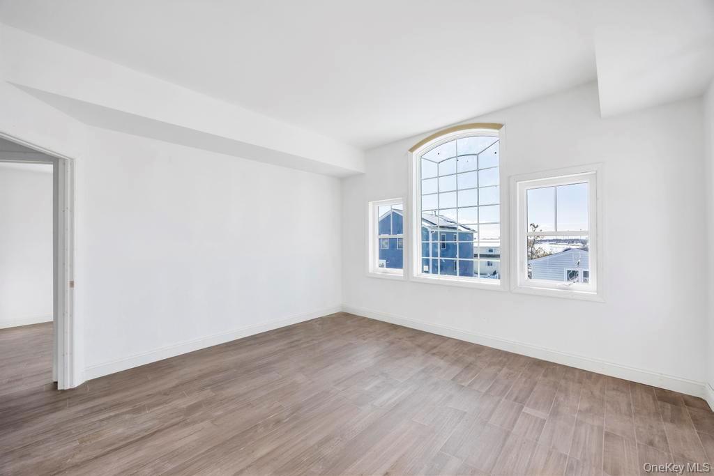 #13 photo, 10 8th Avenue, East Rockaway , NY 11518