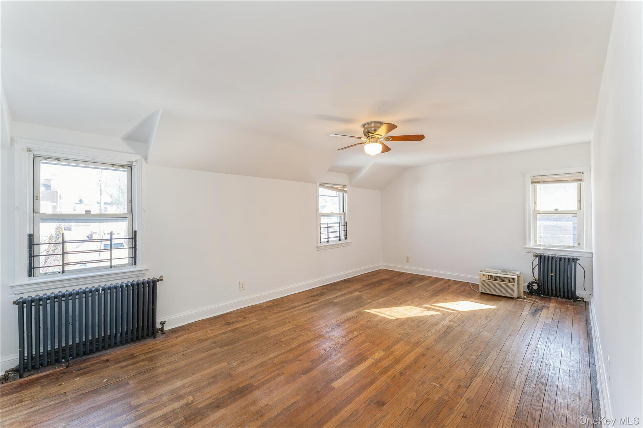 #12 photo, 12 Taylor Place, নাসাউ কাউন্টি Hempstead , NY 11550