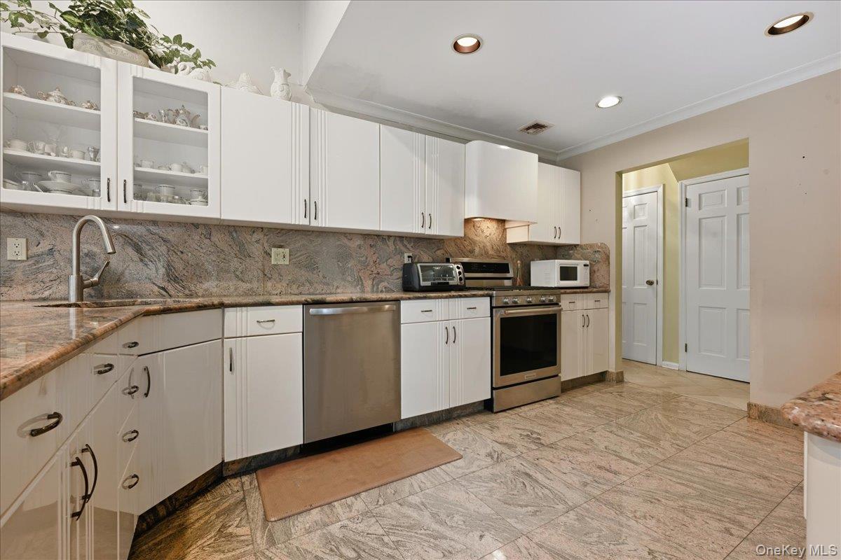 #18 photo, 146 Longwood Avenue, Westbury , NY 11590