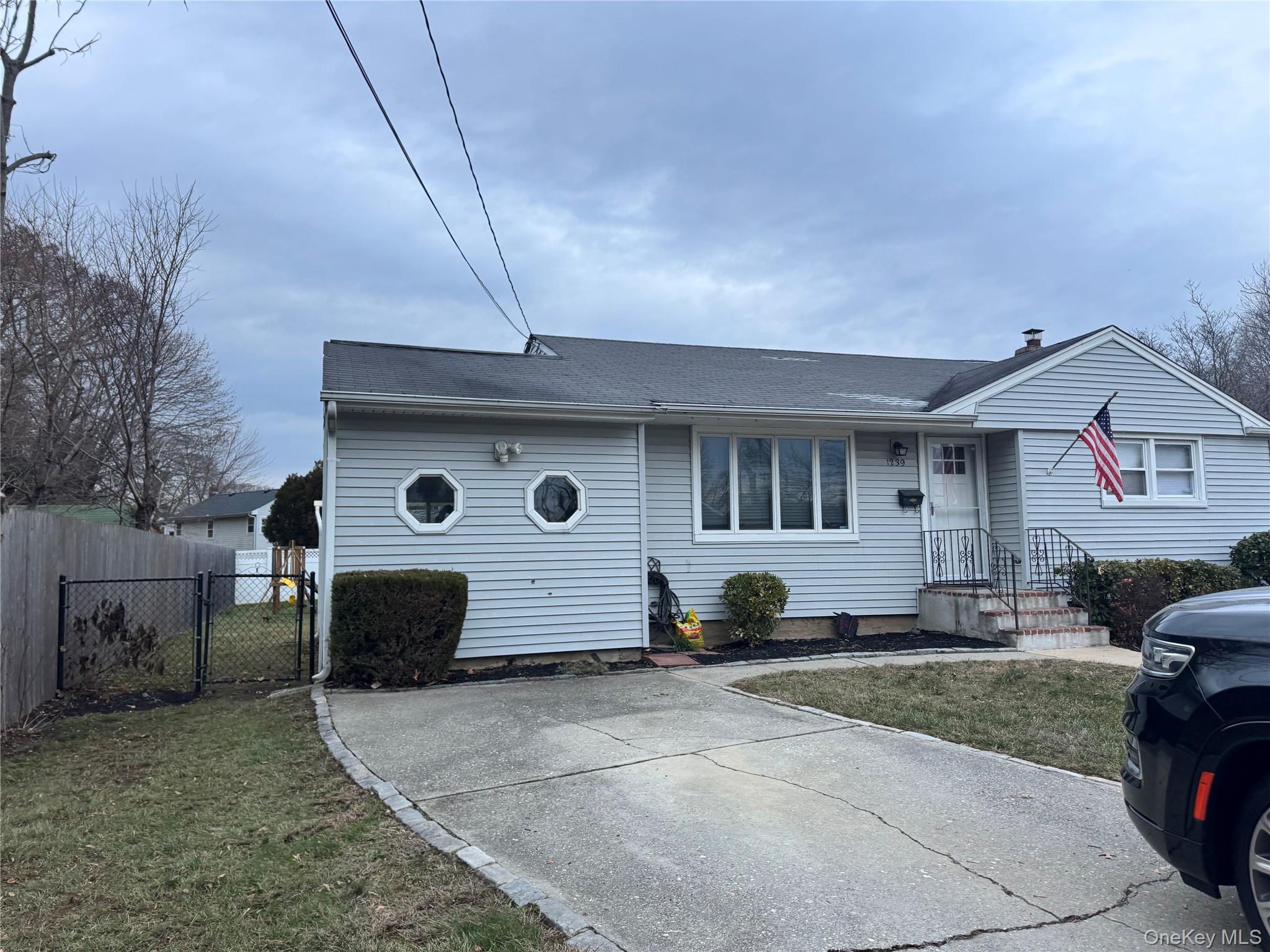 #1 photo, 1239 August Road, Саффолк ‖ North Babylon , NY 11703