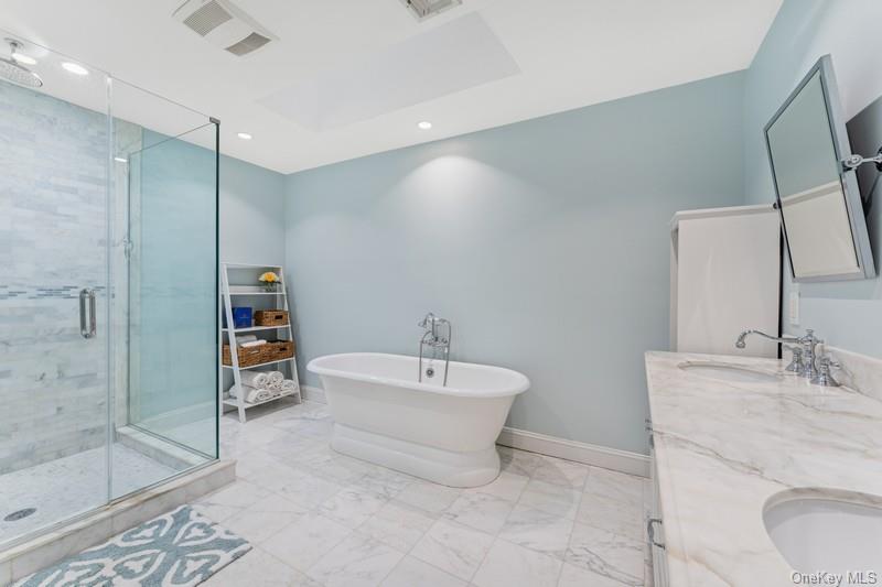 #14 photo, 17 Windsor Gate Drive, North Hills , NY 11040