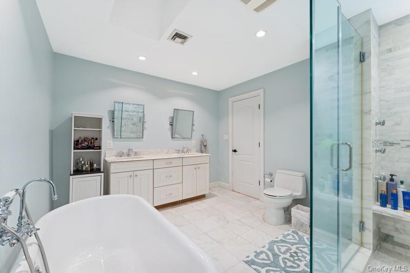 #15 photo, 17 Windsor Gate Drive, North Hills , NY 11040