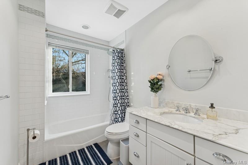 #19 photo, 17 Windsor Gate Drive, North Hills , NY 11040