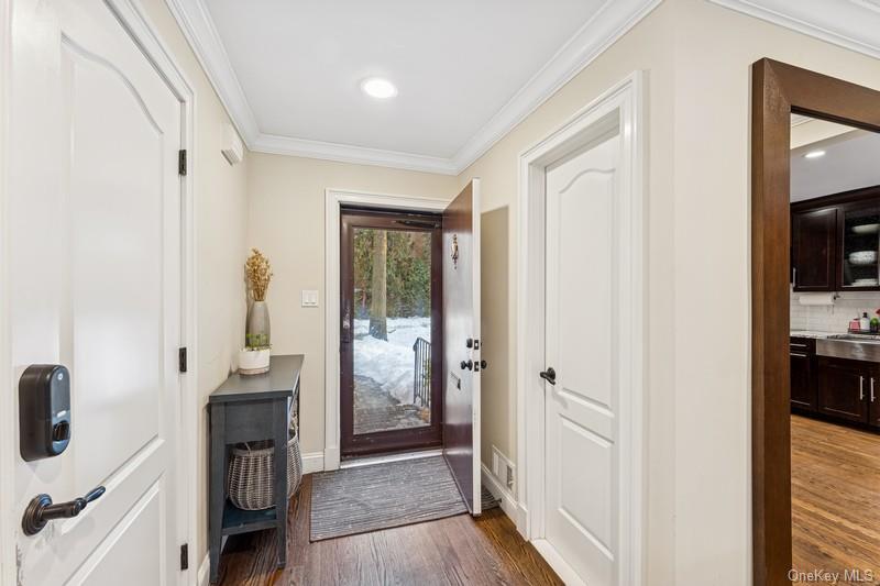 #3 photo, 17 Windsor Gate Drive, North Hills , NY 11040