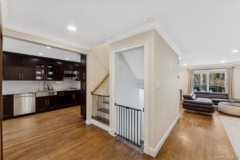 #4 photo, 17 Windsor Gate Drive, North Hills , NY 11040