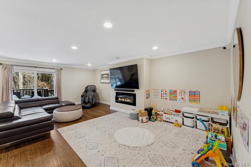 #5 photo, 17 Windsor Gate Drive, North Hills , NY 11040