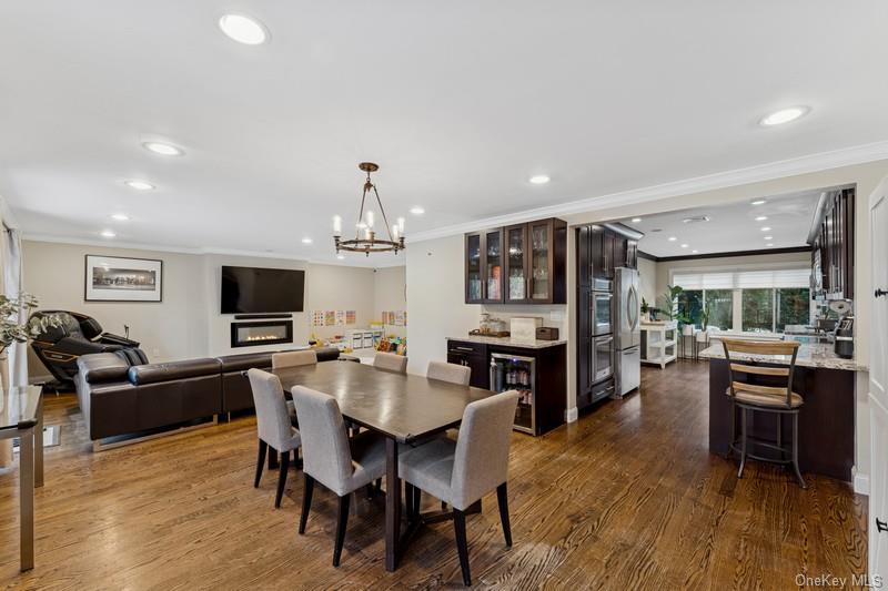 #8 photo, 17 Windsor Gate Drive, North Hills , NY 11040