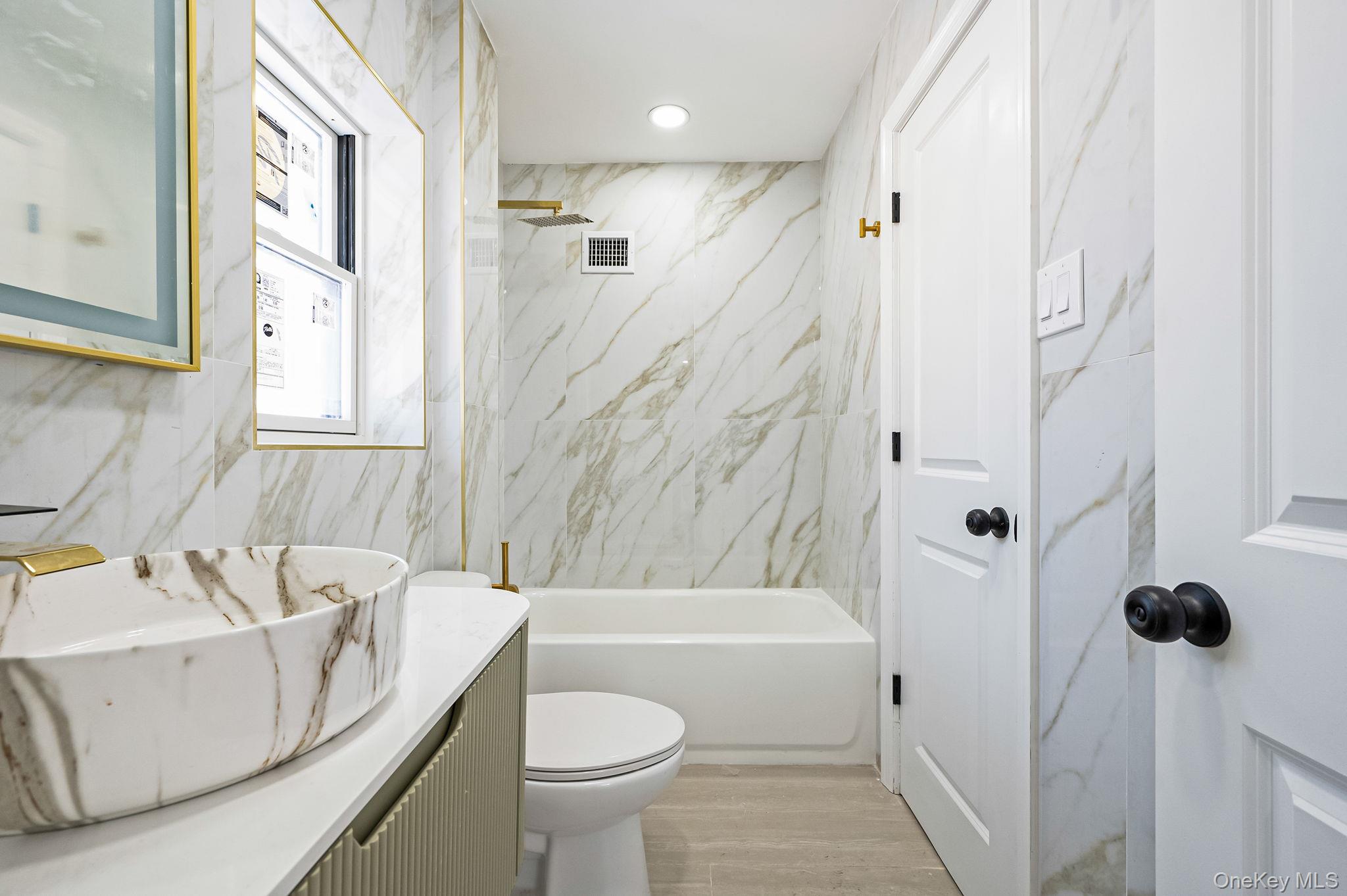 #19 photo, 39 E Lyons Street, Melville , NY 11747