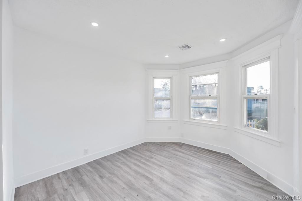 #11 photo, 297 E Columbia Street, नासाउ काउंटी Hempstead , NY 11550