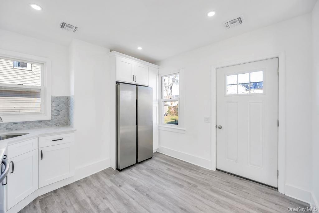 #16 photo, 297 E Columbia Street, नासाउ काउंटी Hempstead , NY 11550