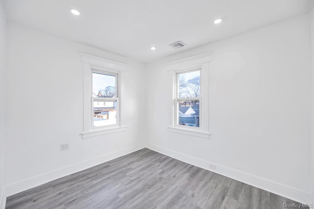 #17 photo, 297 E Columbia Street, नासाउ काउंटी Hempstead , NY 11550