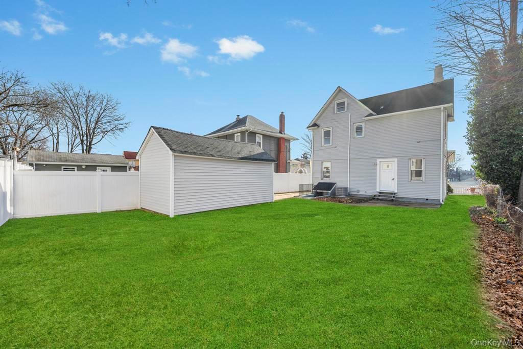 #4 photo, 297 E Columbia Street, नासाउ काउंटी Hempstead , NY 11550