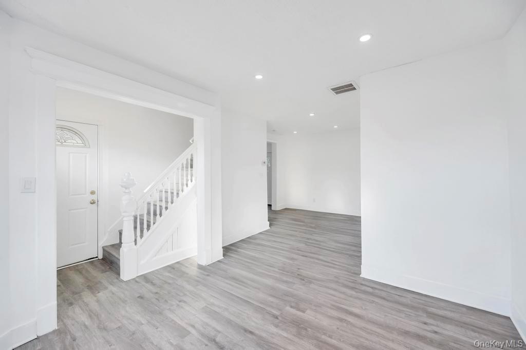 #8 photo, 297 E Columbia Street, नासाउ काउंटी Hempstead , NY 11550