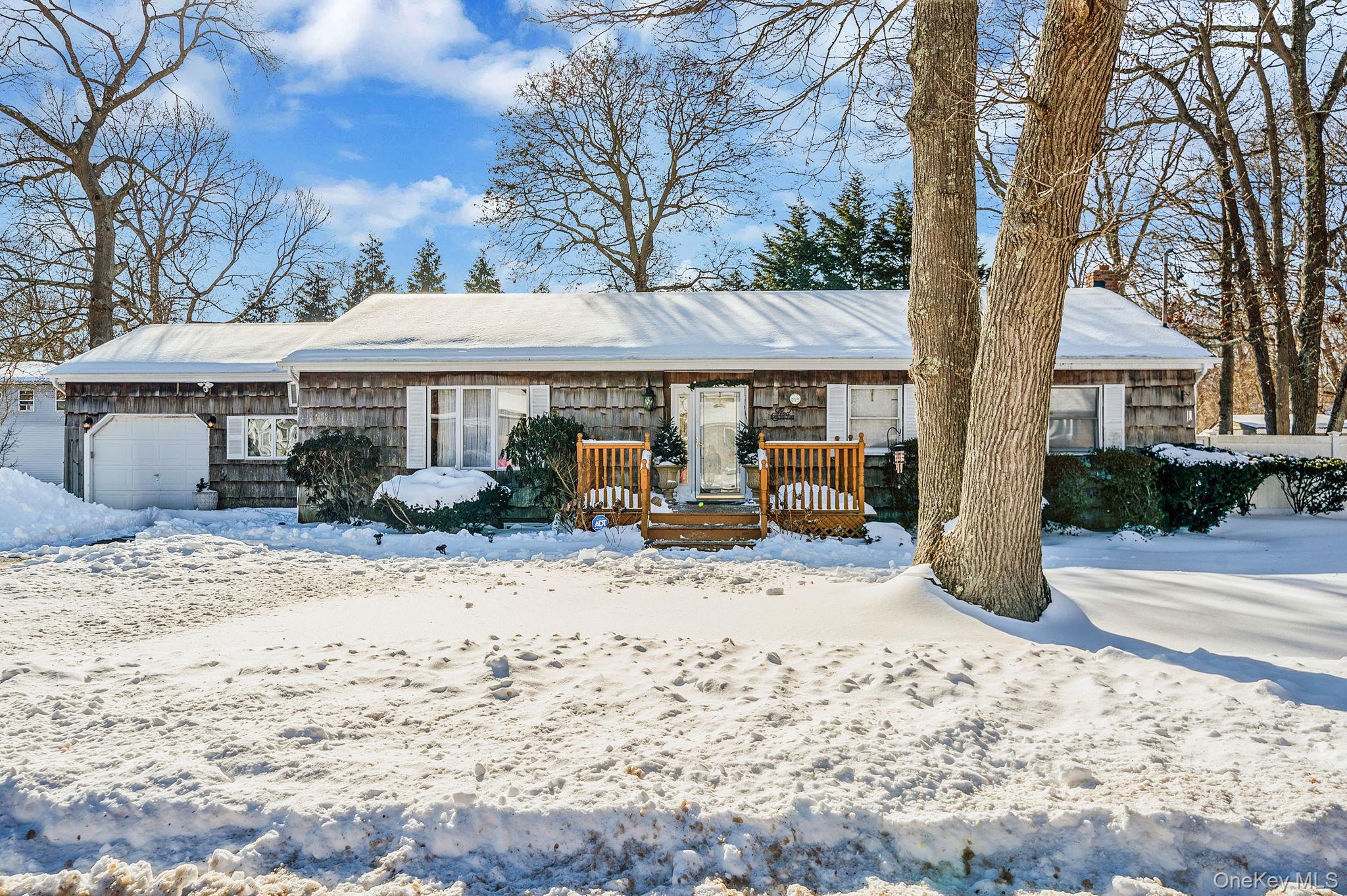 #1 photo, 118 Moriches Avenue, सफ़ोक काउंटी Mastic , NY 11950