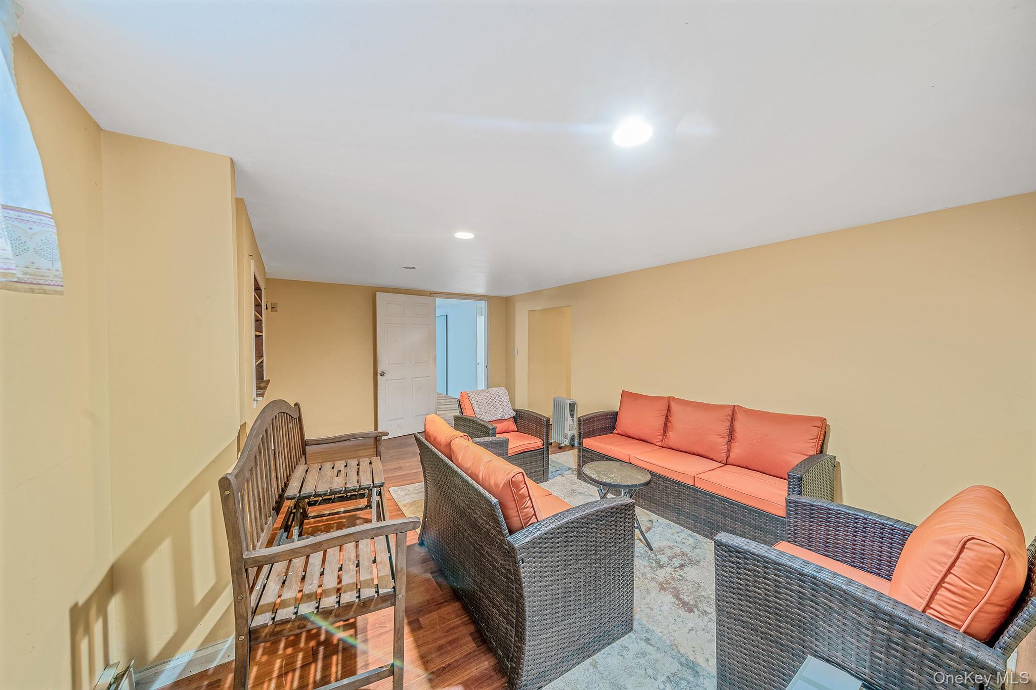 #20 photo, 118 Moriches Avenue, सफ़ोक काउंटी Mastic , NY 11950