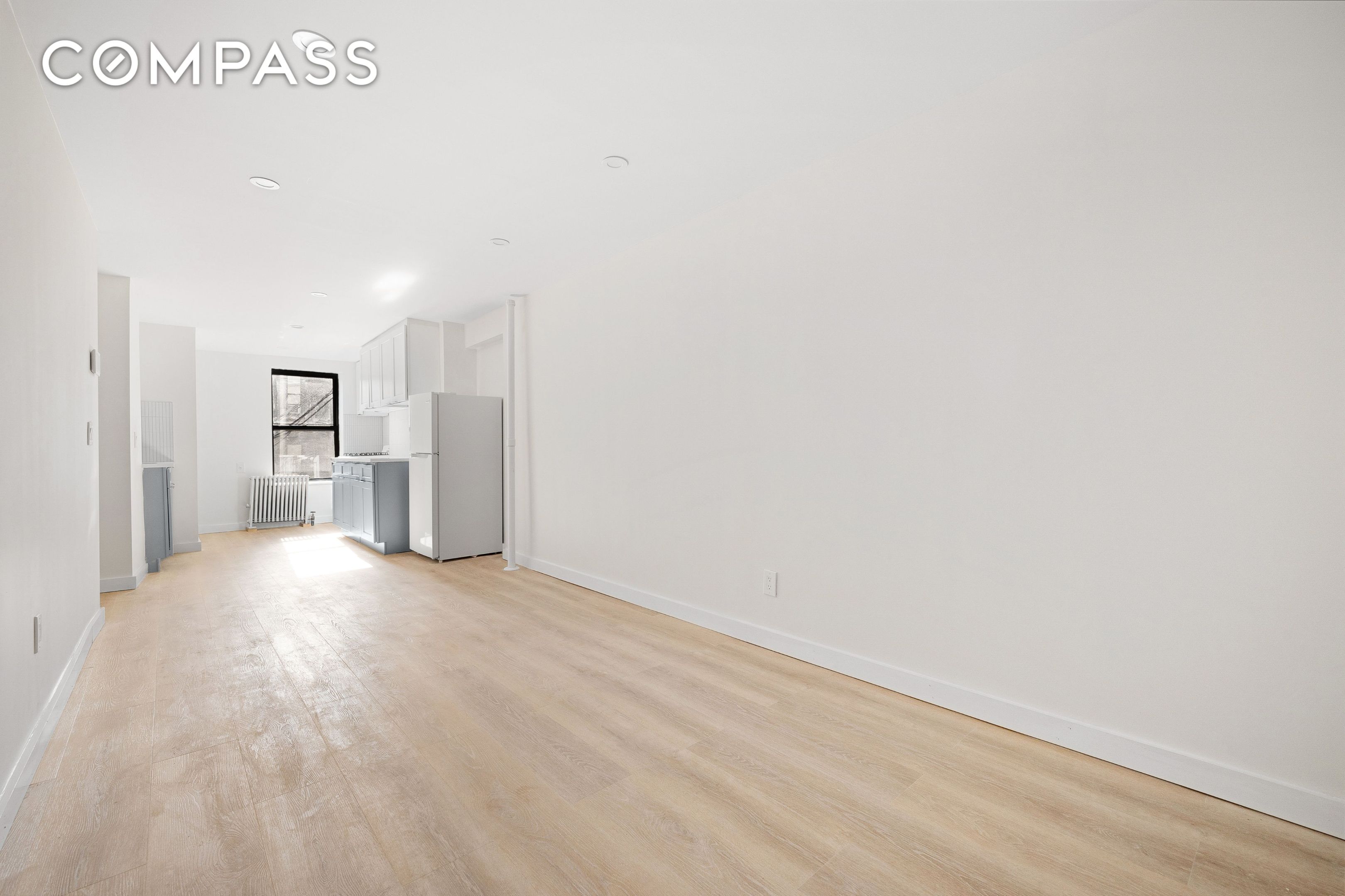 #4 photo, 82 E 7th Street, מנהטן East Village , NY 10003