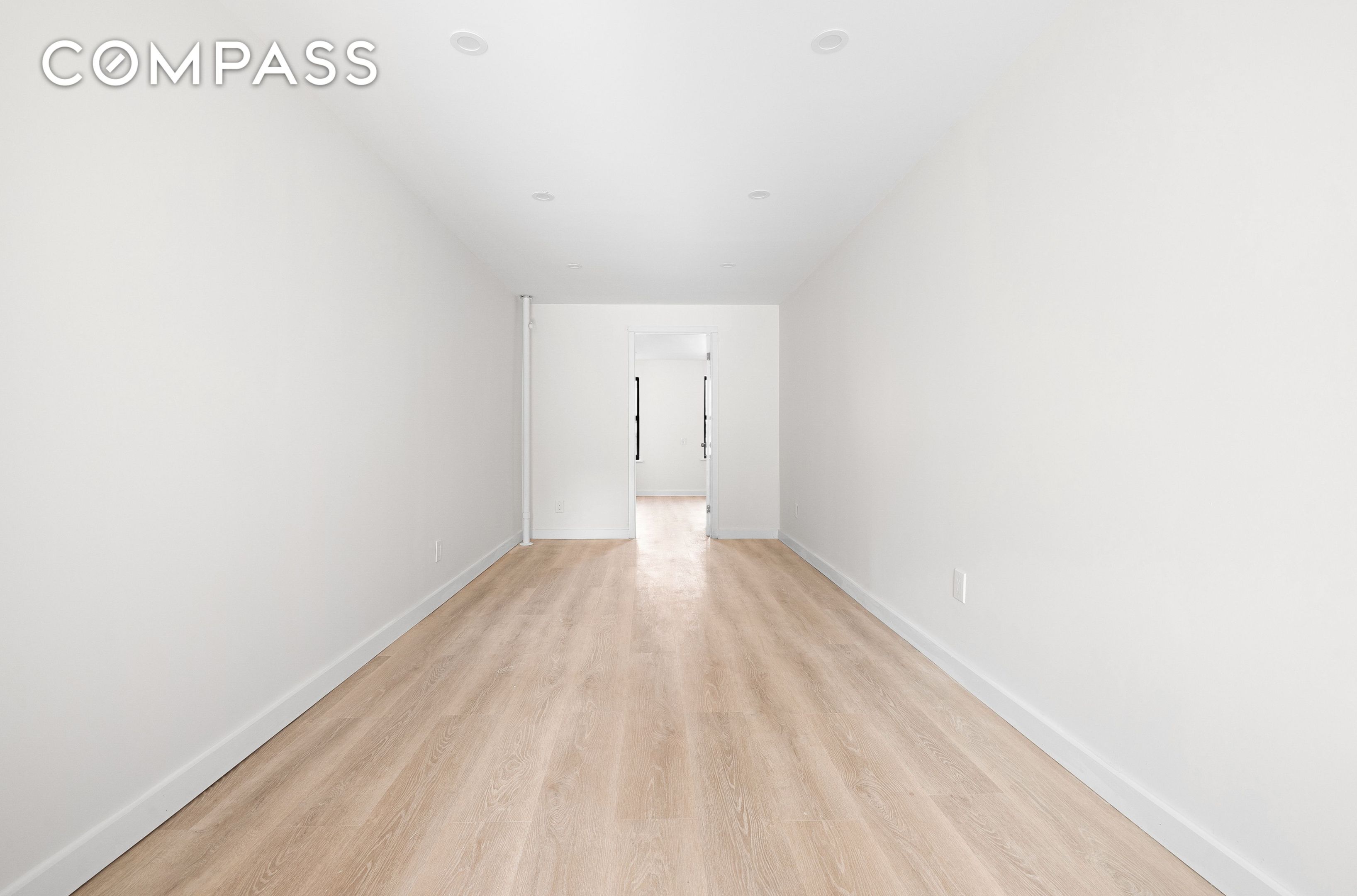 #9 photo, 82 E 7th Street, מנהטן East Village , NY 10003