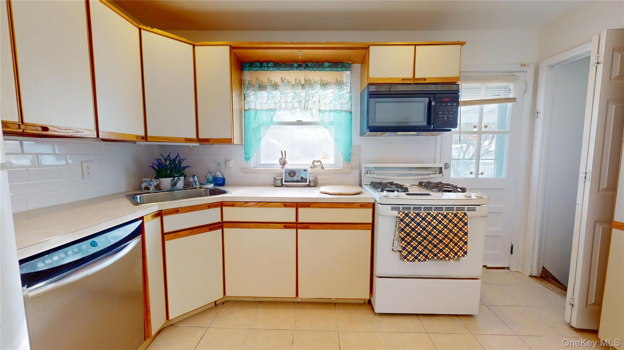 #6 photo, 2718 Anthony Avenue, Bellmore , NY 11710