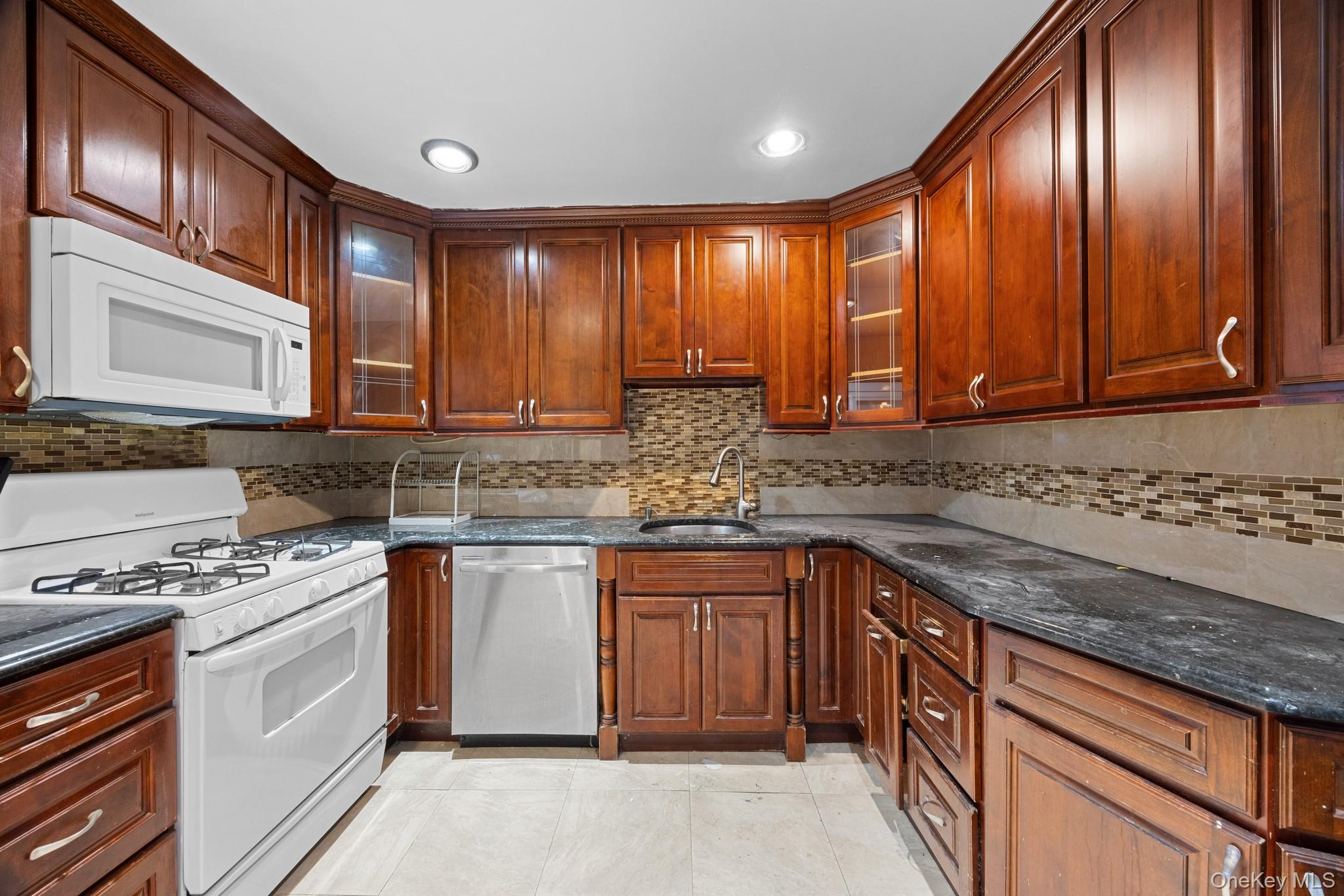 #2 photo, 16737 109th Road, クイーンズ区 Jamaica , NY 11433