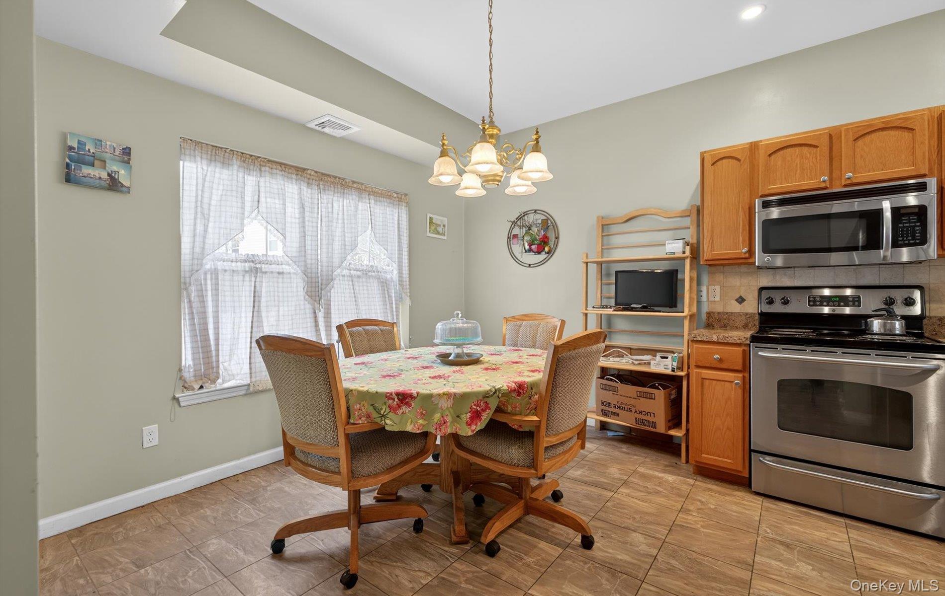 #4 photo, 31 Daremy Circle, サフォーク郡 Medford , NY 11763