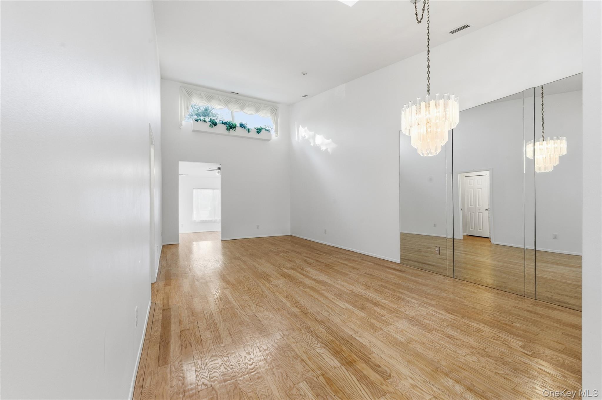 #12 photo, 763 Spring Lake Drive, サフォーク郡 Middle Island , NY 11953