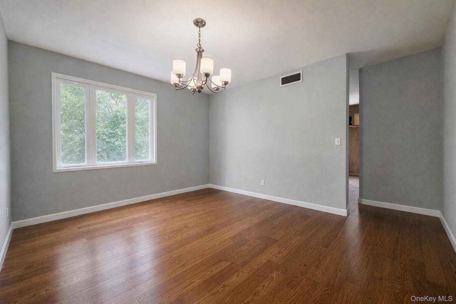 #3 photo, 1128 Roanoke Avenue, サフォーク郡 Riverhead , NY 11901