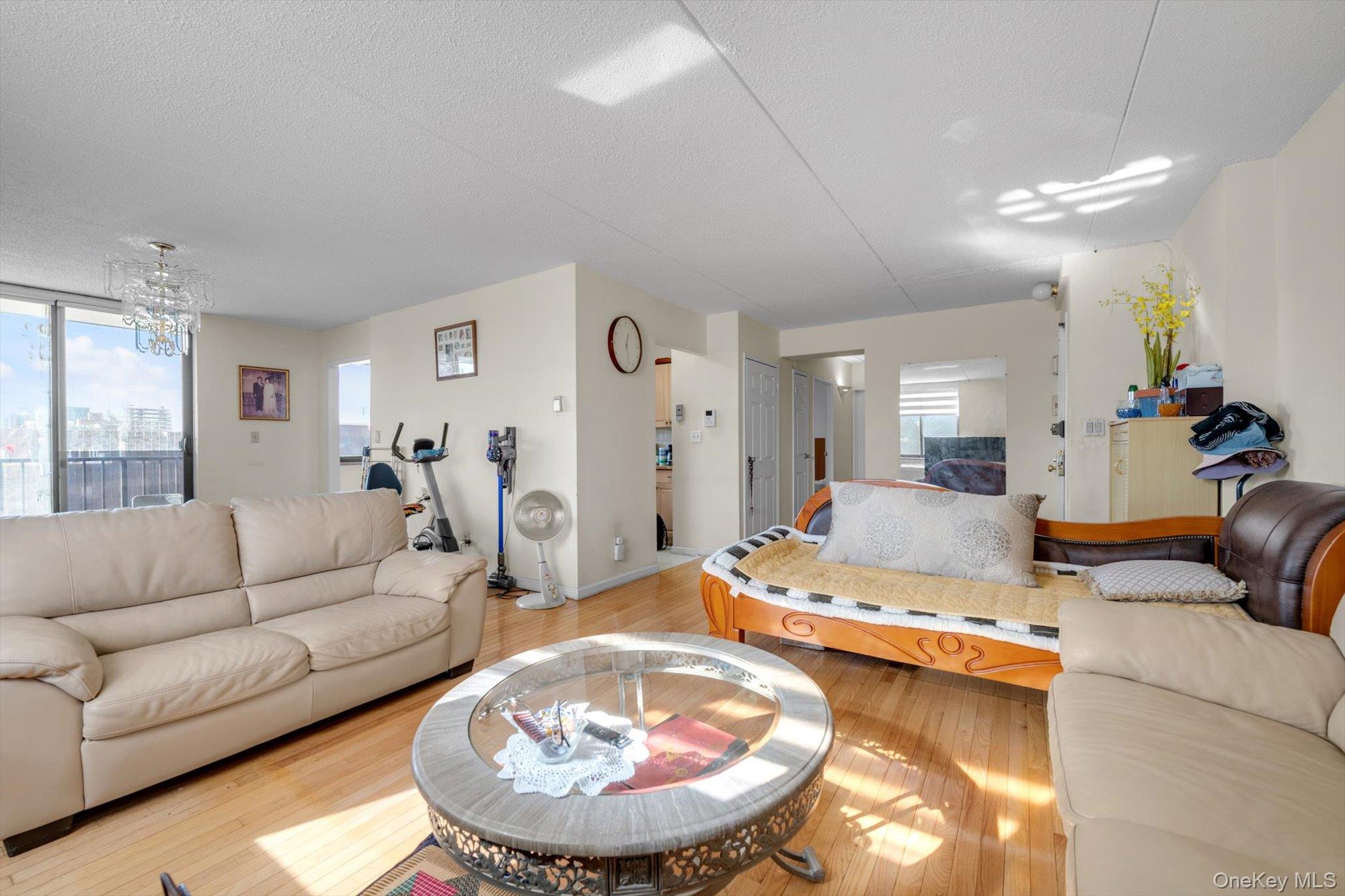 #4 photo, 14477 Roosevelt Avenue, Flushing , NY 11354