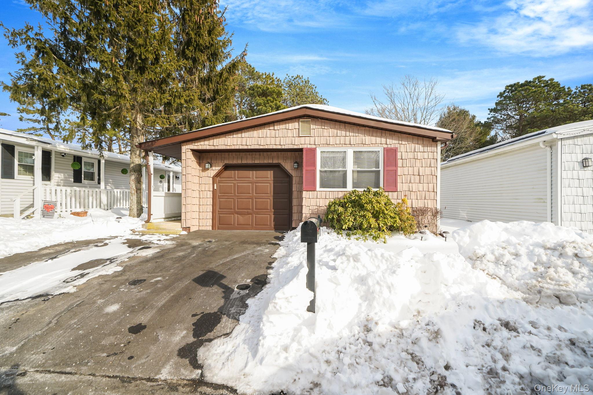 #1 photo, 126 Village Circle, サフォーク郡 Manorville , NY 11949